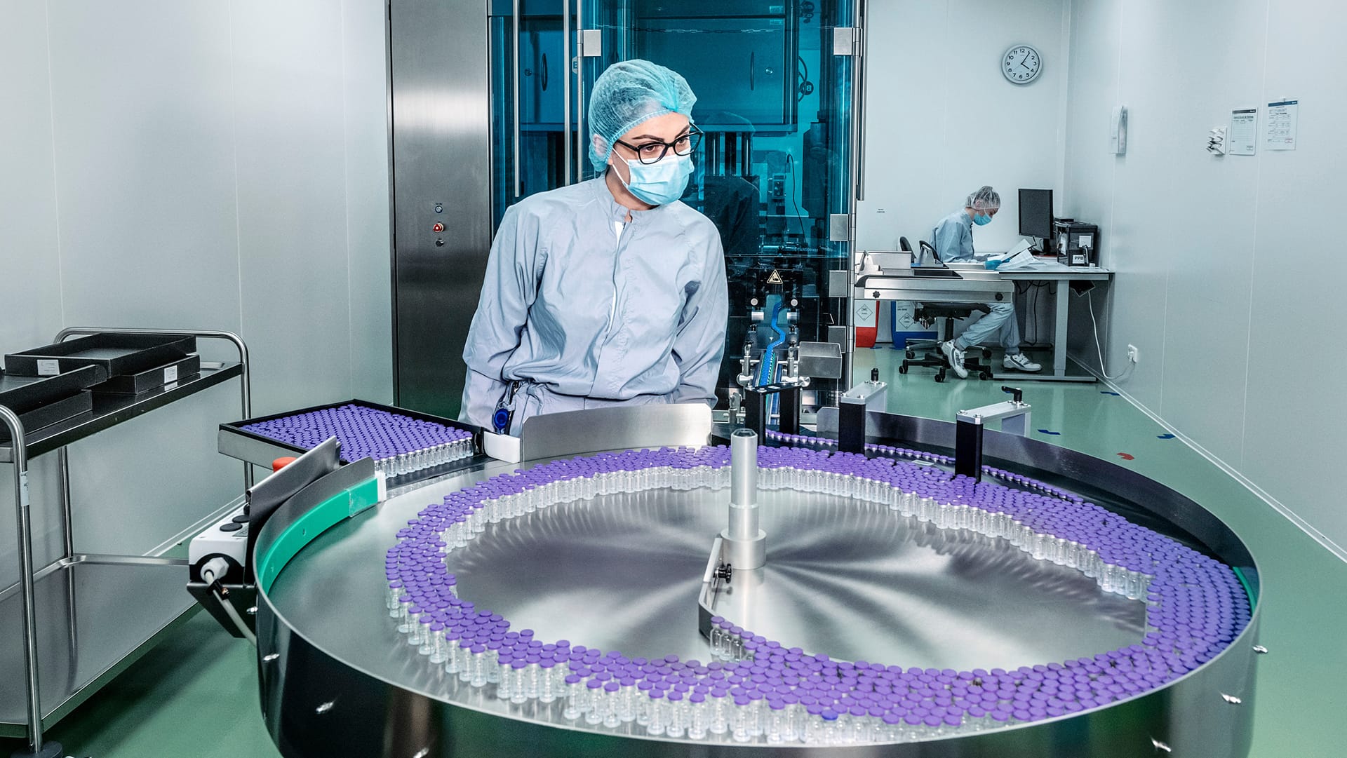 Ein Labormitarbeiterin überwacht die Zusammenstellung einer Produktionscharge mit fertig abgef�üllten Impfstoffampullen 
