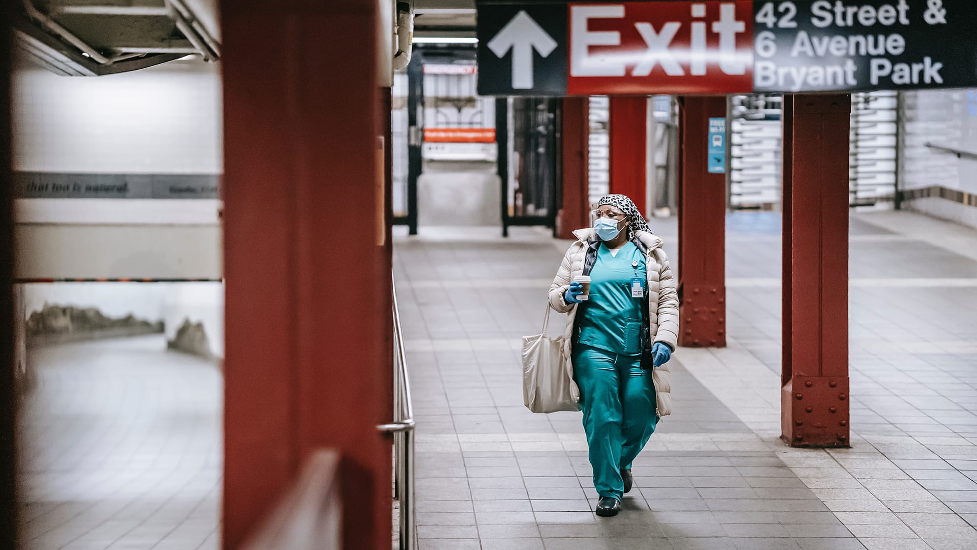 Eine Frau läuft durch die menschenleere City von New York