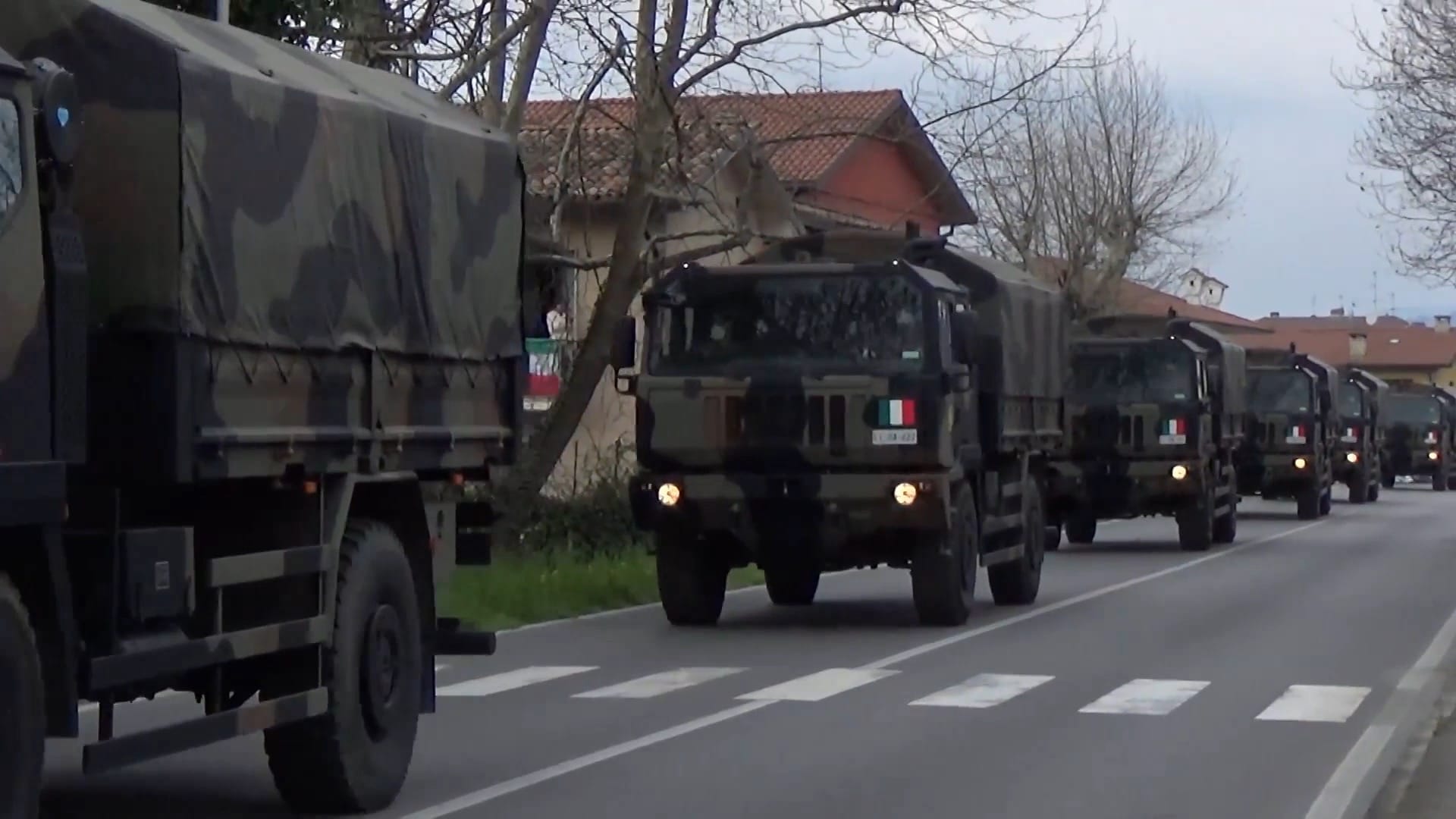 Szene aus Italien: Ein Konvoi aus Militärfahrzeugen transportiert Todesopfer der COVID-19-Krankheit